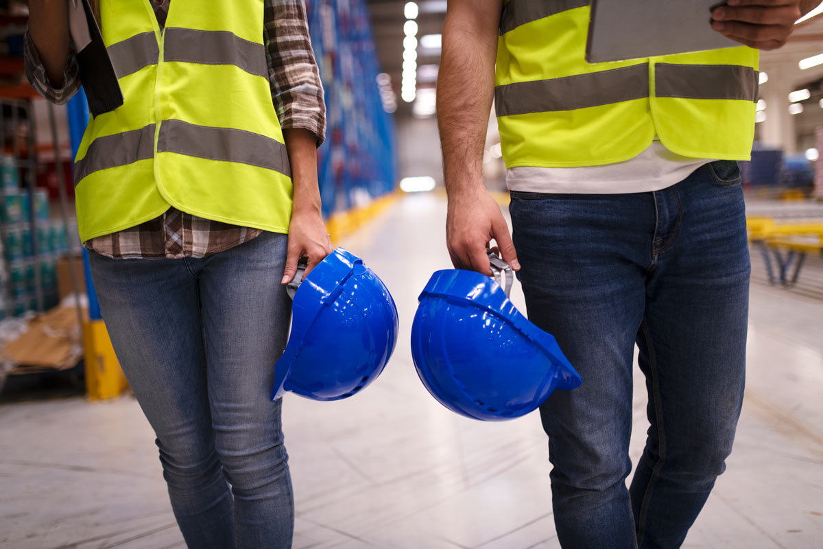 Equipo de MAETEL trabajando en un proyecto energético e industrial
